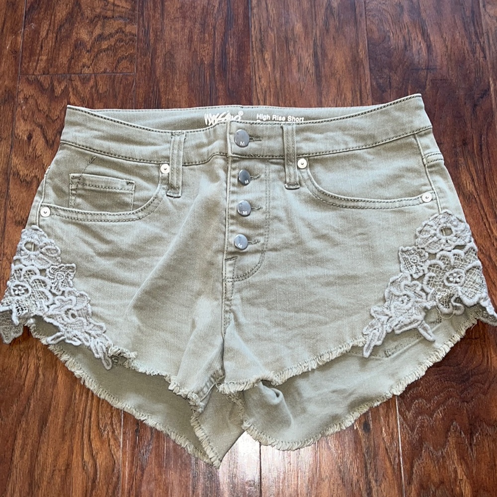 Super cute Mossimo shorts army green!